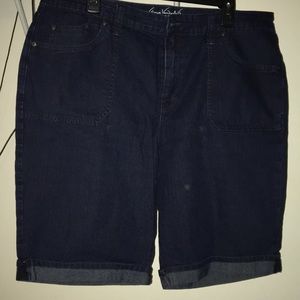 Bermuda shorts with cuff “all around slimming”